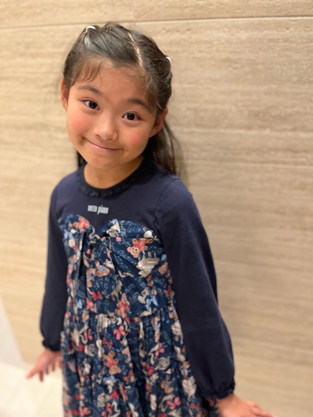 ブルー系のワンピース、ブラック系のモカシン/デッキシューズ、レッド系のソックス/靴下を着用したキッズの秋コーディネートの4枚目の写真