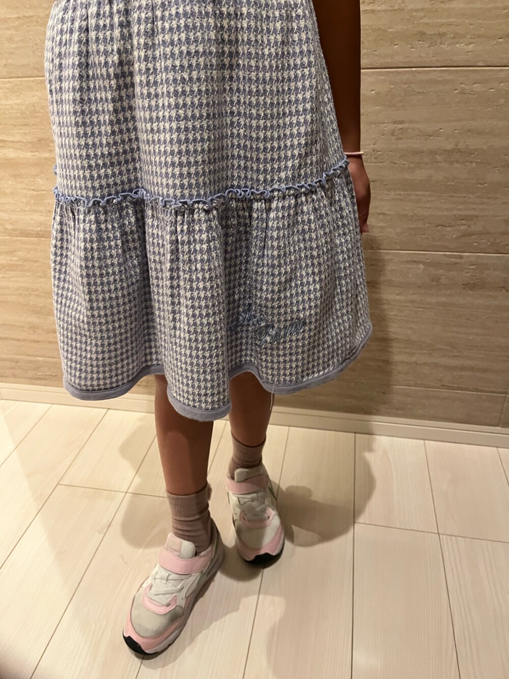「Mezzo Piano、ジャンパースカート、キャミワンピ、千鳥格子柄、ティアードワンピース、パフスリーブ、NIKE、ZARA KIDS、スニーカー、小学生」｜「mezzo pianoのアイテム（サロペット/オーバーオール、ブルー系）」を使った、springbluespringさん（キッズ・134cm）の秋コーディネートの3枚目の写真