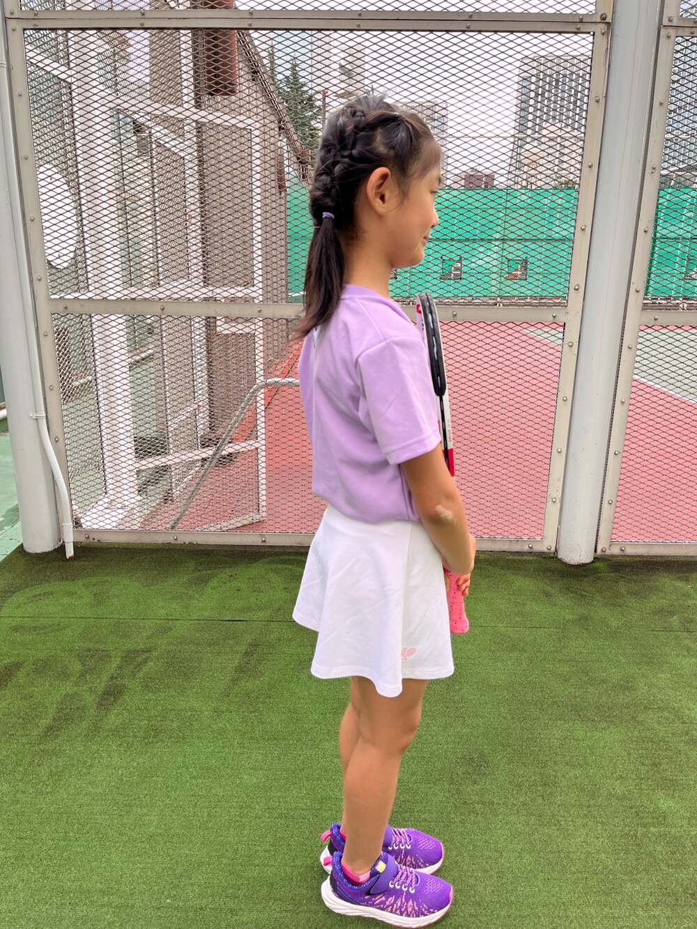 パープル系のスニーカー、ホワイト系のアウトドア/スポーツ、パープル系のアウトドア/スポーツを着用したキッズの秋コーディネートの2枚目の写真