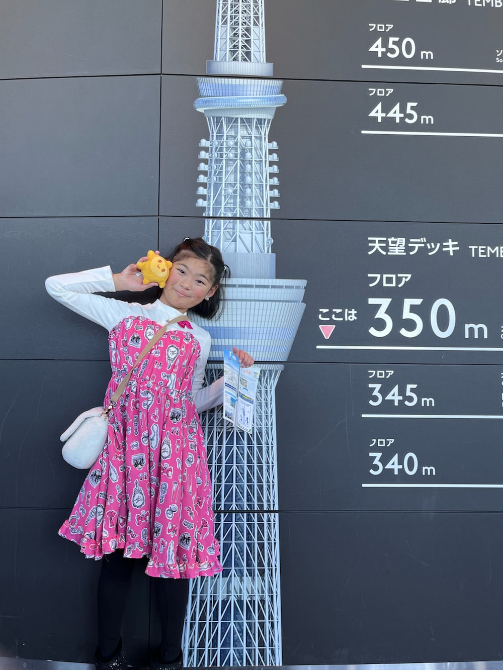 「スカイツリー、似合うラボに行こう、Mezzo Piano、ワンピース、UGG、UGGムートン、ブーツ、小学生、最上階まで登りました」｜「mezzo pianoのアイテム（ワンピース、ピンク系）」を使った、springbluespringさん（キッズ・136cm）の冬コーディネートの3枚目の写真