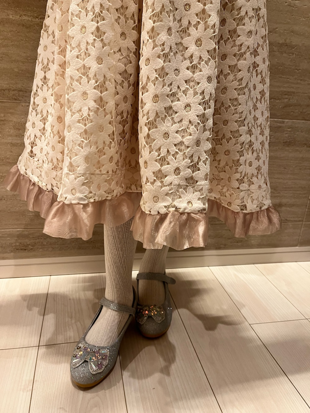 ホワイト系のドレス、シルバー系のパンプス、ホワイト系のTシャツ/カットソーを着用したキッズの冬コーディネートの5枚目の写真