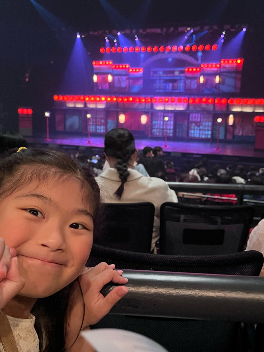 ホワイト系のドレス、ホワイト系のショルダーバッグ、ブラック系のパンプスを着用したキッズの冬コーディネートの2枚目の写真