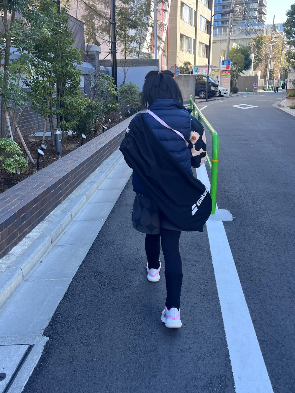 「バボラー、UNIQLO、marimekko、スカパン、テニス、ダウンベスト、スポーツウェア、スニーカー、adidas、小学生」｜「adidas✖️marimekkoのアイテム（スウェット、ブラック系）」を使った、springbluespringさん（キッズ・136cm）の春コーディネートの3枚目の写真