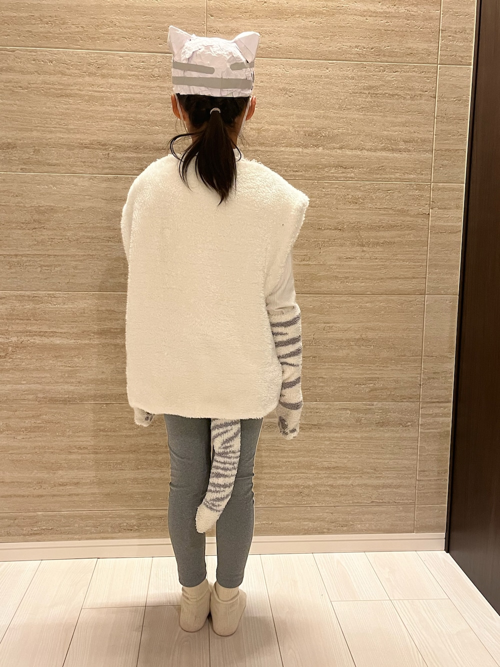 グレー系のその他パンツ、グレー系のソックス/靴下、ホワイト系のブランケットを着用したキッズの秋コーディネートの2枚目の写真