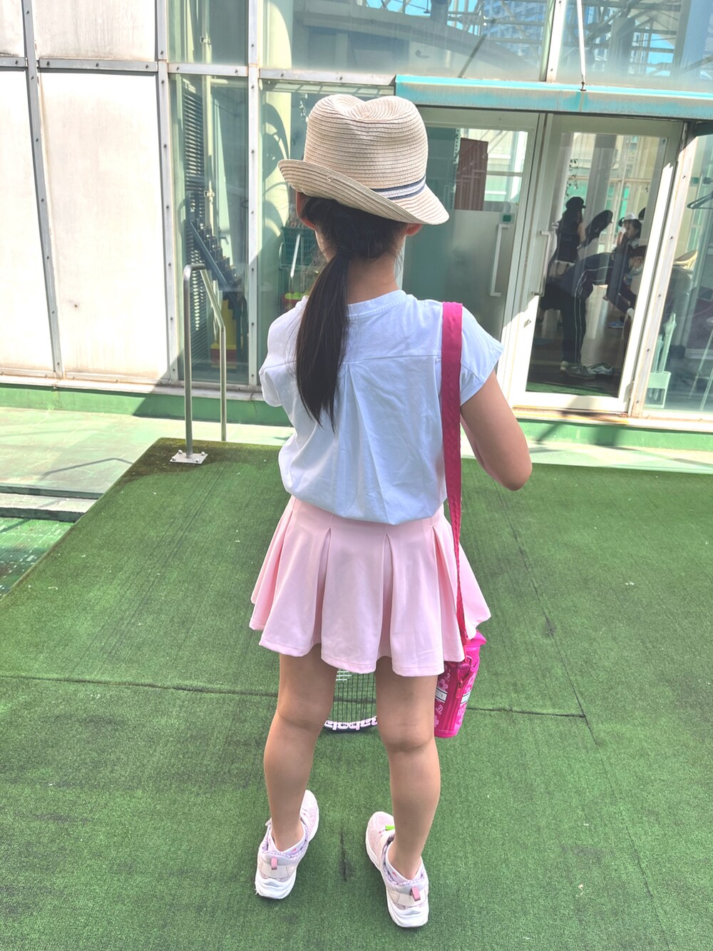 ホワイト系のTシャツ/カットソー、ピンク系のスニーカー、ベージュ系のハットを着用したキッズの夏コーディネートの3枚目の写真