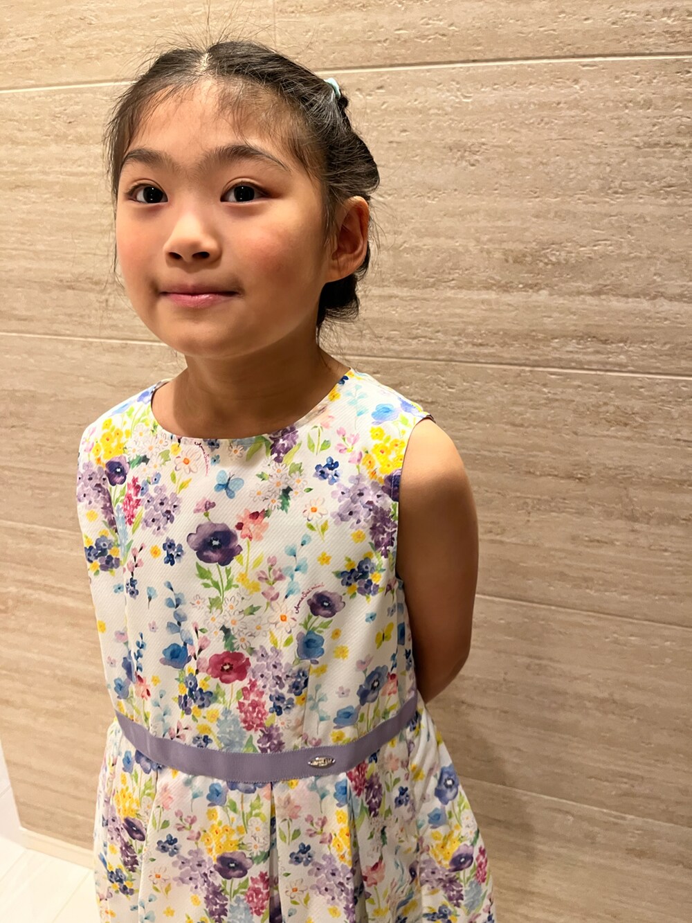ホワイト系のワンピース、パープル系のサンダルを着用したキッズの夏コーディネートの2枚目の写真