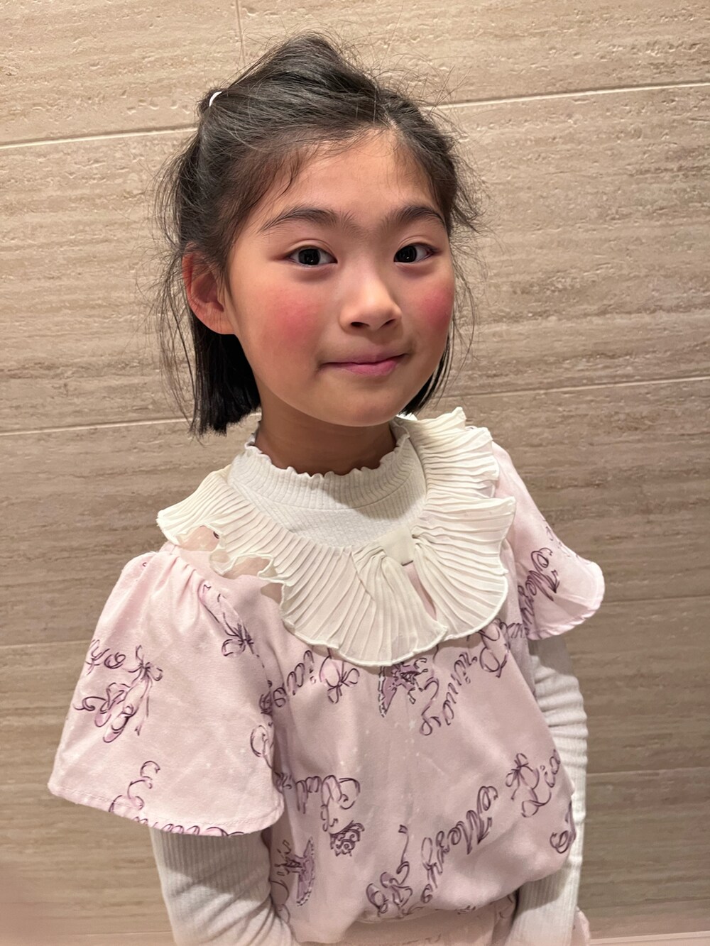 「Mezzo Piano、セットアップ、UGG、UGGムートン、ショートブーツ、小学生、春先取り」｜「mezzo pianoのアイテム（シャツ/ブラウス、ピンク系）」を使った、springbluespringさん（キッズ・136cm）の冬コーディネートの5枚目の写真