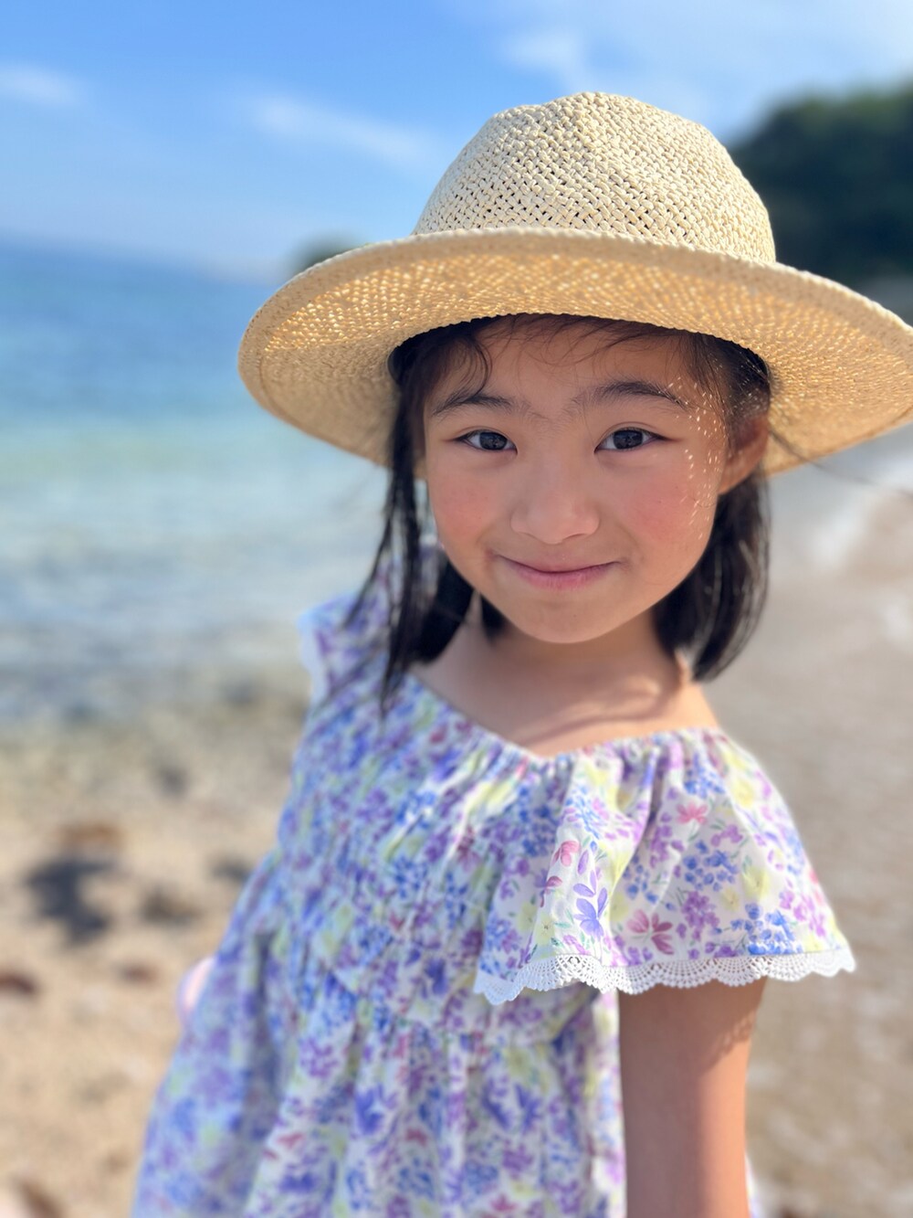 その他のシャツ/ブラウス、グリーン系のその他パンツ、ベージュ系のハットを着用したキッズの春コーディネートの5枚目の写真
