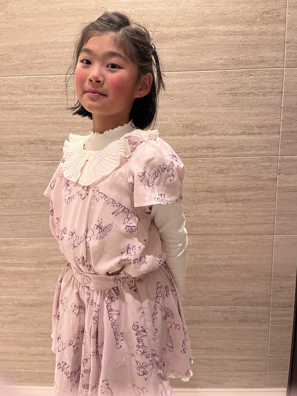 「Mezzo Piano、セットアップ、UGG、UGGムートン、ショートブーツ、小学生、春先取り」｜「mezzo pianoのアイテム（シャツ/ブラウス、ピンク系）」を使った、springbluespringさん（キッズ・136cm）の冬コーディネートの2枚目の写真