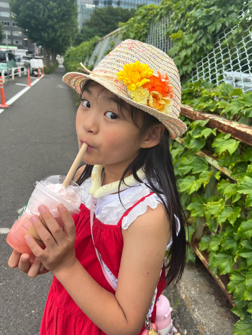 「キャミワンピ、赤、夏コーデ、ストローハット、麦わら帽子、スターバックス、スタバ、フラペチーノ、小学生」｜「H&Mのアイテム（ハット、ベージュ系）」を使った、springbluespringさん（キッズ・131cm）の夏コーディネートの3枚目の写真