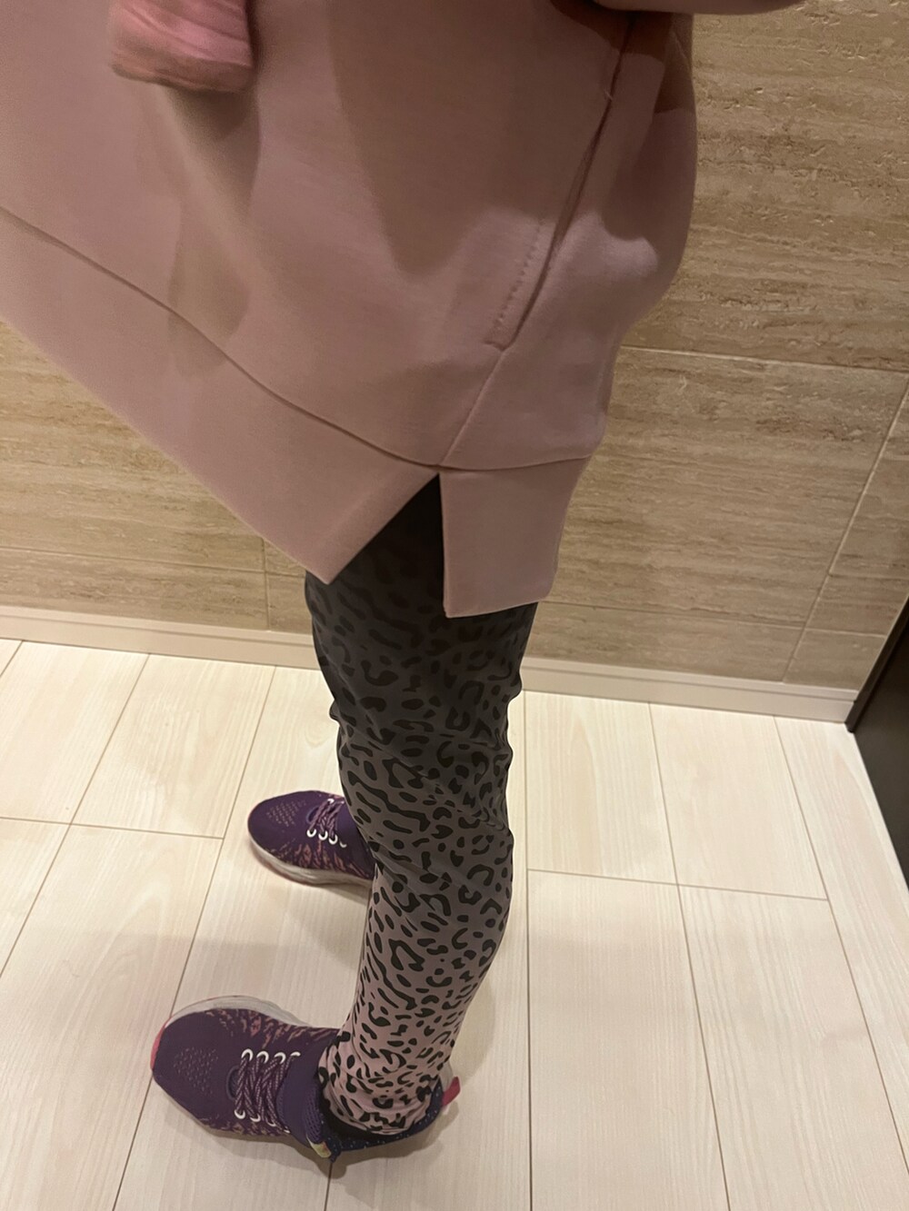 ピンク系のパーカー、ピンク系のパンツ、パープル系のスニーカーを着用したキッズの冬コーディネートの4枚目の写真