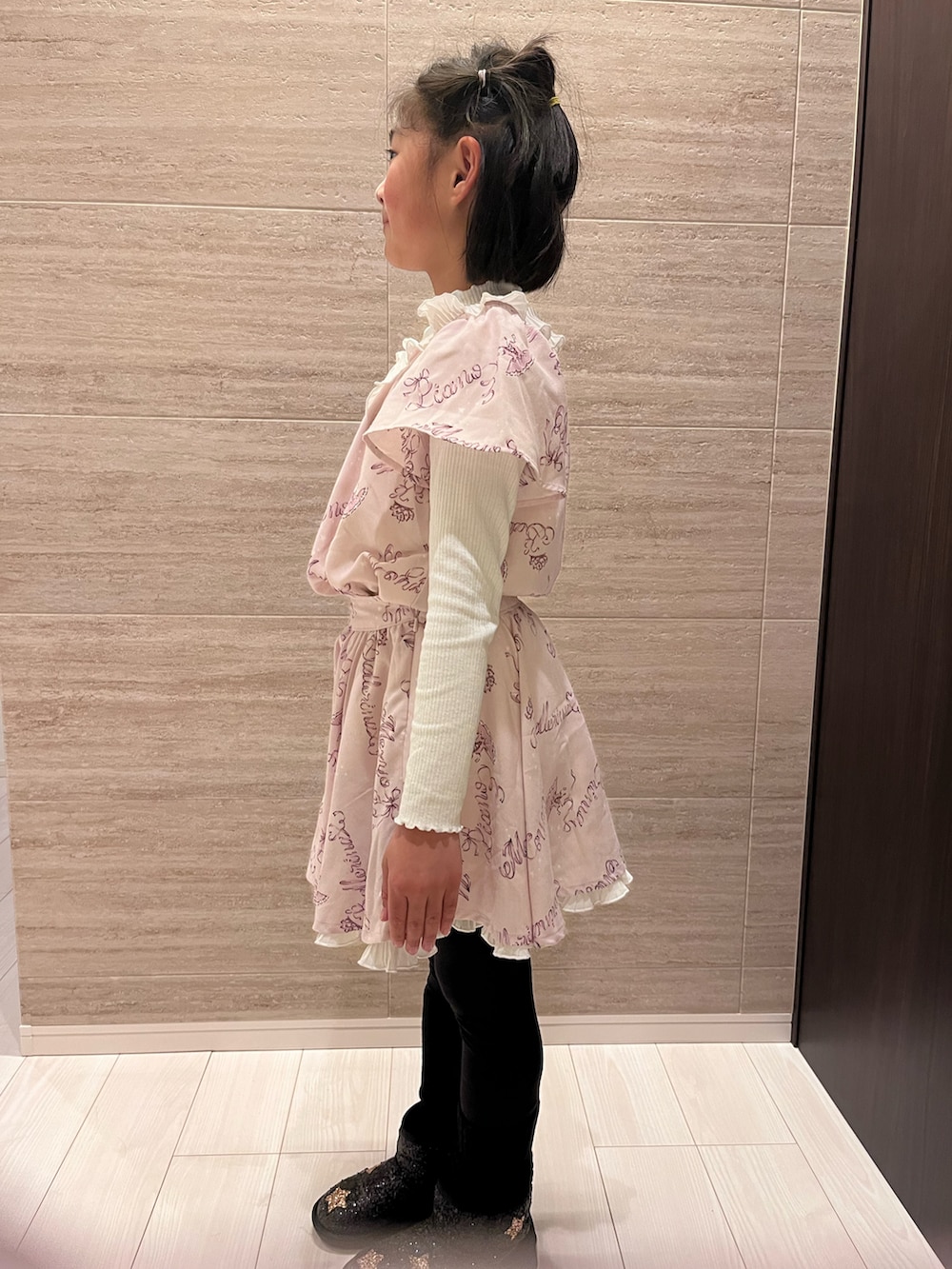 「Mezzo Piano、セットアップ、UGG、UGGムートン、ショートブーツ、小学生、春先取り」｜「mezzo pianoのアイテム（シャツ/ブラウス、ピンク系）」を使った、springbluespringさん（キッズ・136cm）の冬コーディネートの3枚目の写真