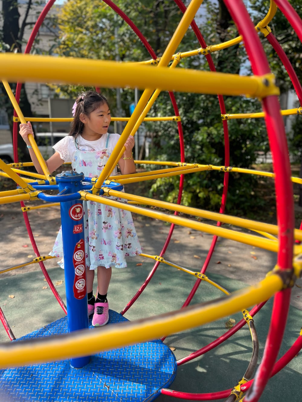 ブルー系のサロペット/オーバーオールを着用したキッズの秋コーディネートの3枚目の写真