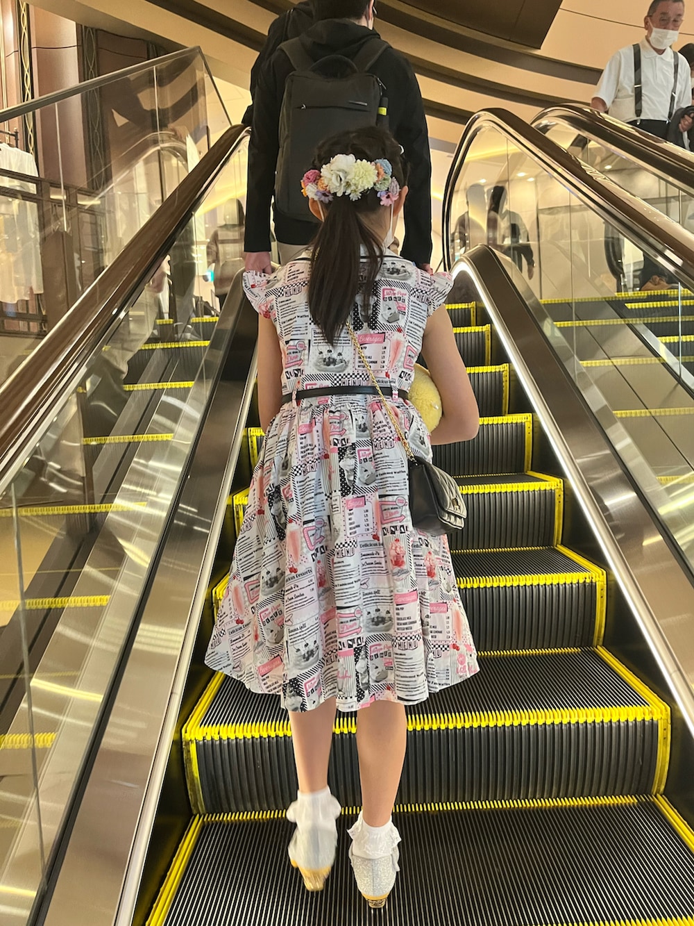 ホワイト系のカーディガン/ボレロ、ホワイト系のワンピース、シルバー系のパンプスを着用したキッズの春コーディネートの3枚目の写真