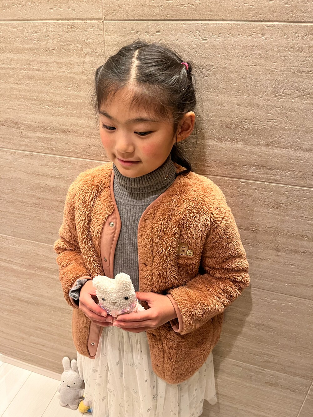 「ボアジャケット、チュールワンピ、UGGモカシン、kate spade new york kids」｜「kate spade new yorkのアイテム（ドレス、グレー系）」を使った、springbluespringさん（キッズ・130cm）の冬コーディネートの3枚目の写真