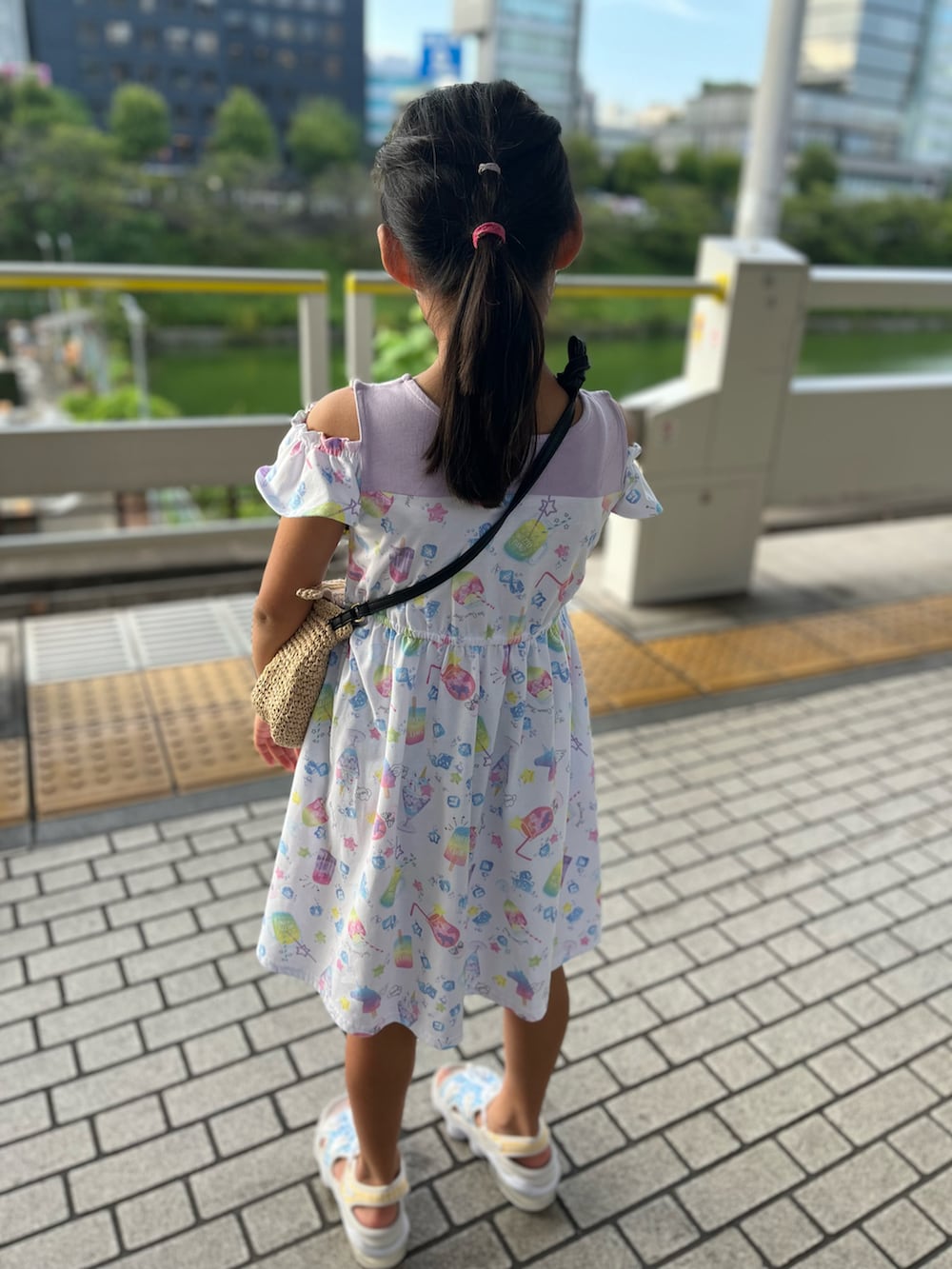 「オフショルワンピース、Mezzo Piano、かごバッグ、サンダル、NIKE、小学生」｜「ZARAのアイテム（かごバッグ、ベージュ系）」を使った、springbluespringさん（キッズ・131cm）の秋コーディネートの2枚目の写真