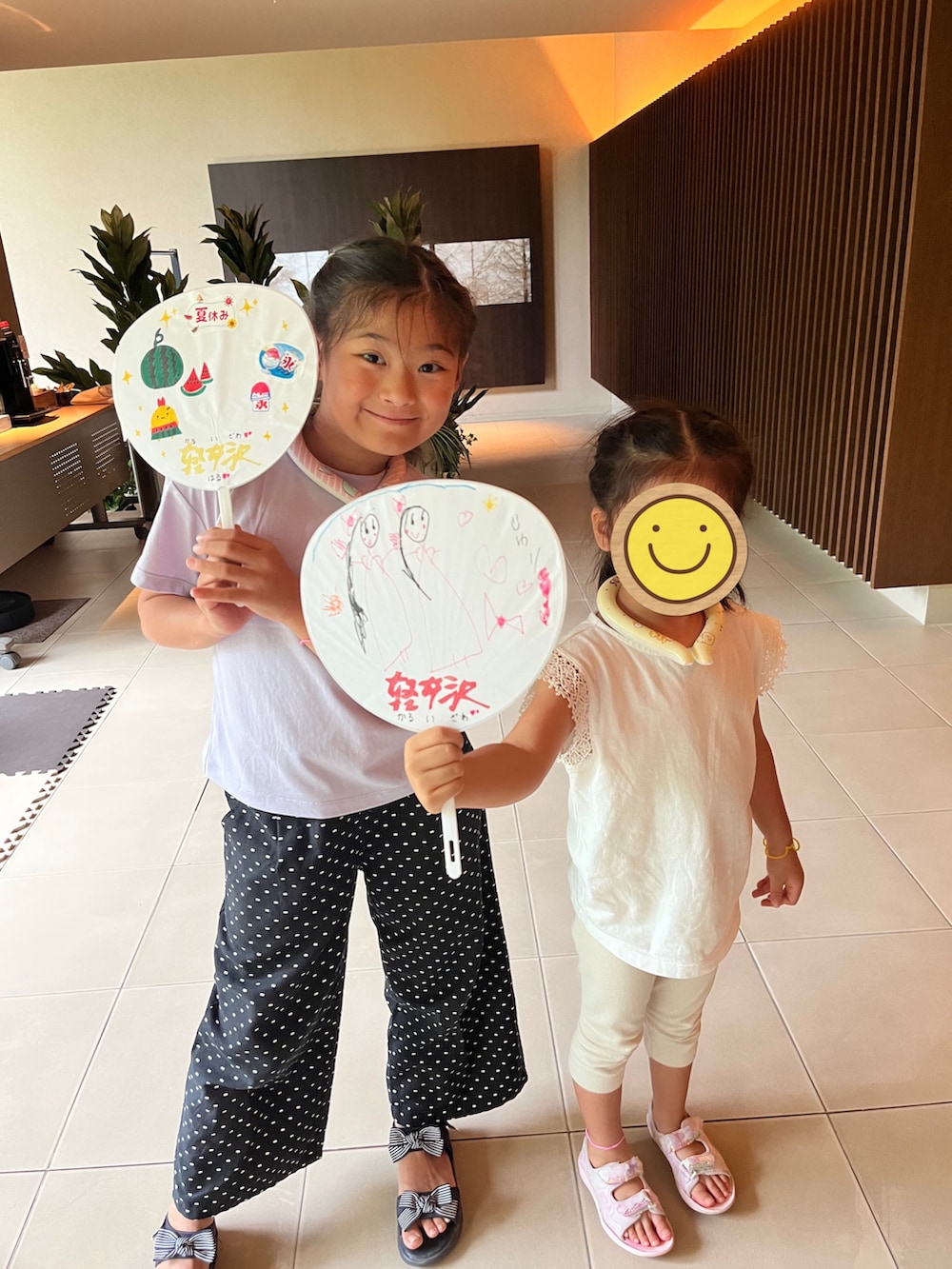 パープル系のTシャツ/カットソー、ブラック系のその他パンツを着用したキッズの夏コーディネートの2枚目の写真