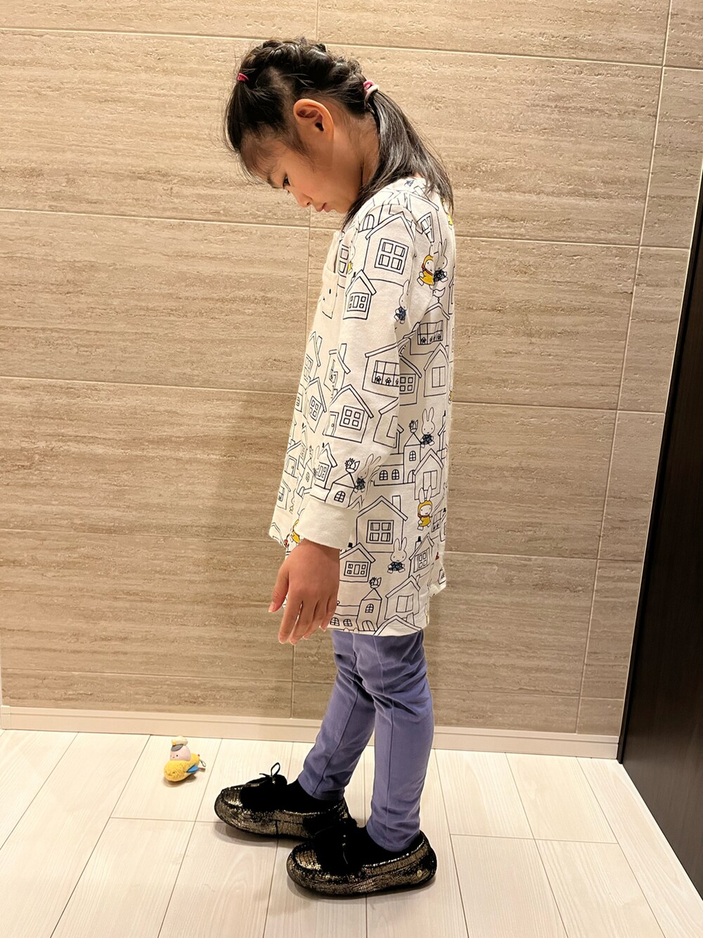 ホワイト系のワンピース、パープル系のその他パンツ、ブラック系のローファーを着用したキッズの冬コーディネートの3枚目の写真