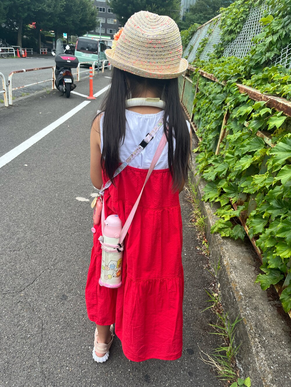 「キャミワンピ、赤、夏コーデ、ストローハット、麦わら帽子、スターバックス、スタバ、フラペチーノ、小学生」｜「H&Mのアイテム（ハット、ベージュ系）」を使った、springbluespringさん（キッズ・131cm）の夏コーディネートの4枚目の写真