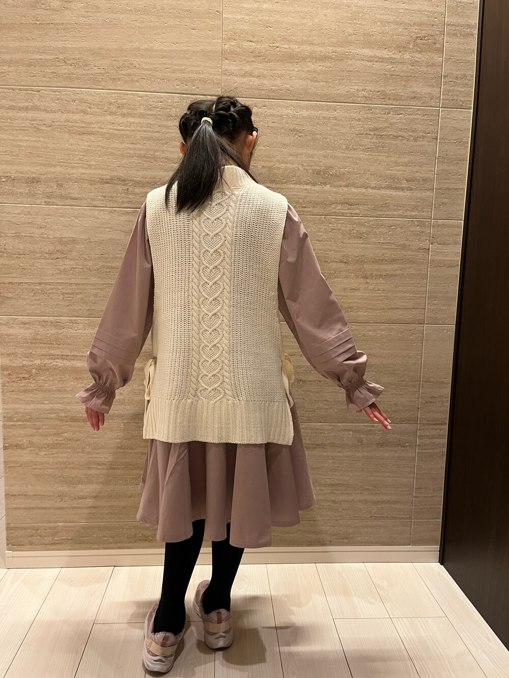 ピンク系のワンピース、ピンク系のスニーカーを着用したキッズの春コーディネートの3枚目の写真