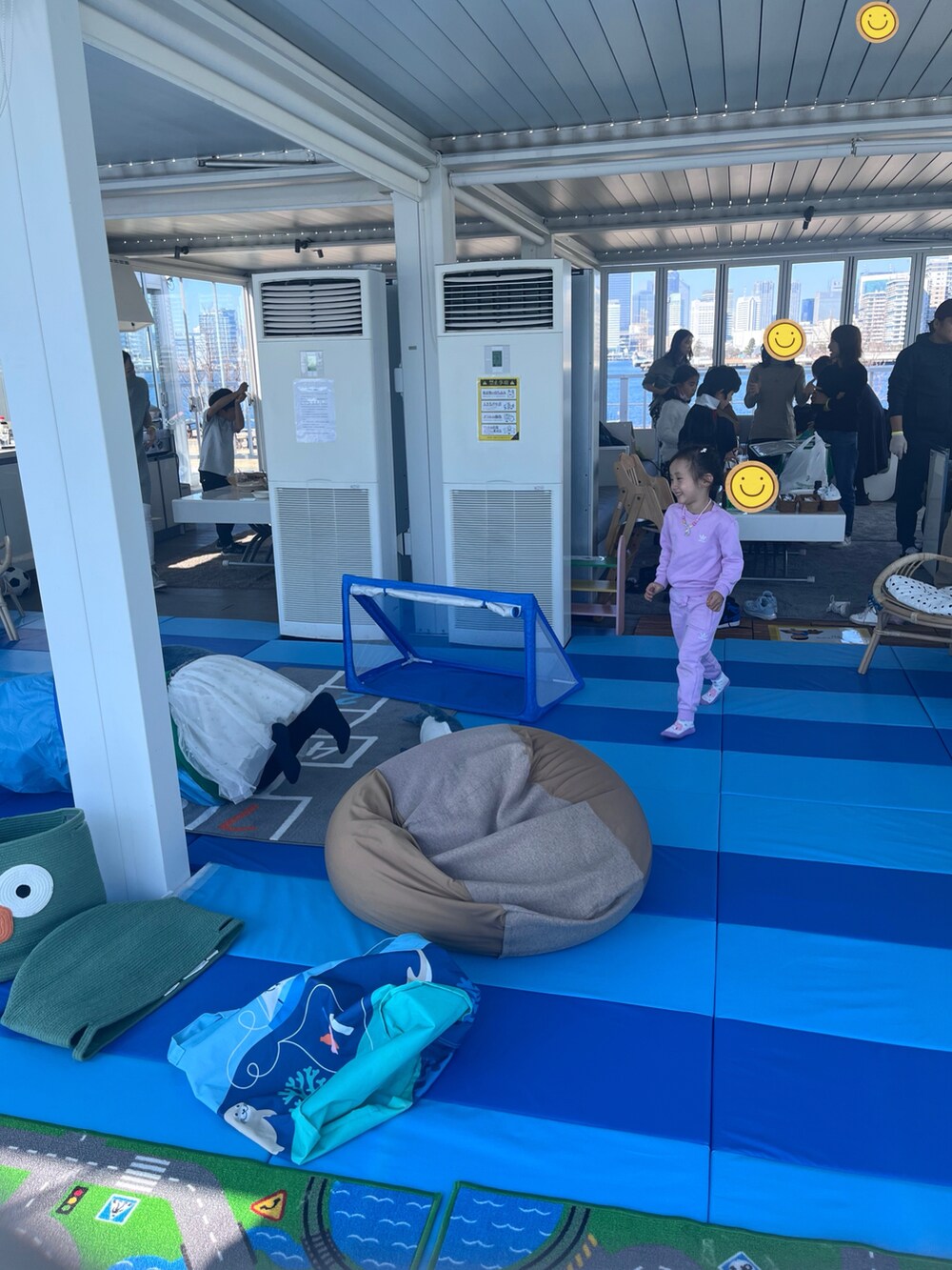 グレー系のドレスを着用したキッズの冬コーディネートの5枚目の写真