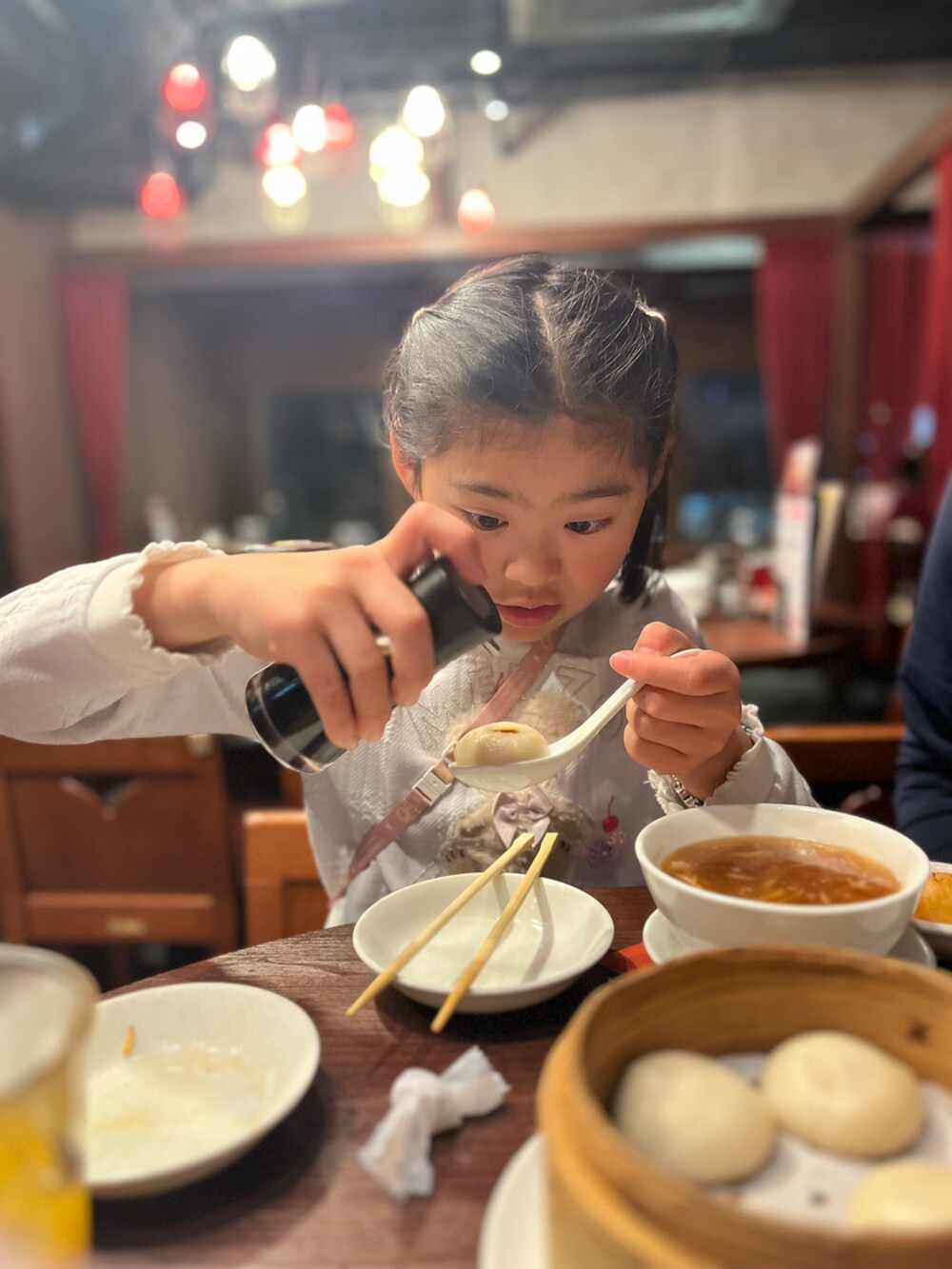 シルバー系のワンピースを着用したキッズの春コーディネートの4枚目の写真