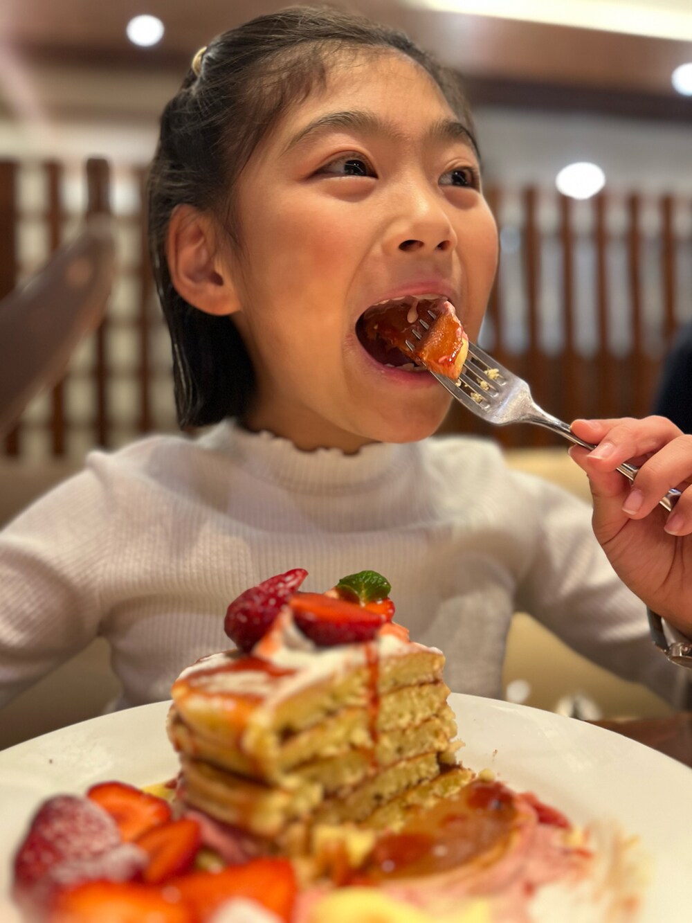 「フリルカットソー、スゥぃーツ、スイーツ、イチゴパンケーキ、小学生」｜「GUのアイテム（Tシャツ/カットソー、ホワイト系）」を使った、springbluespringさん（キッズ・136cm）の冬コーディネートの4枚目の写真