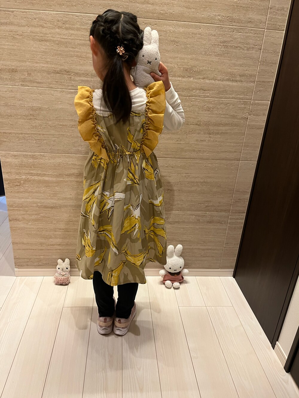 ホワイト系のTシャツ/カットソー、イエロー系のワンピース、ブルー系のデニムパンツを着用したキッズの春コーディネートの3枚目の写真