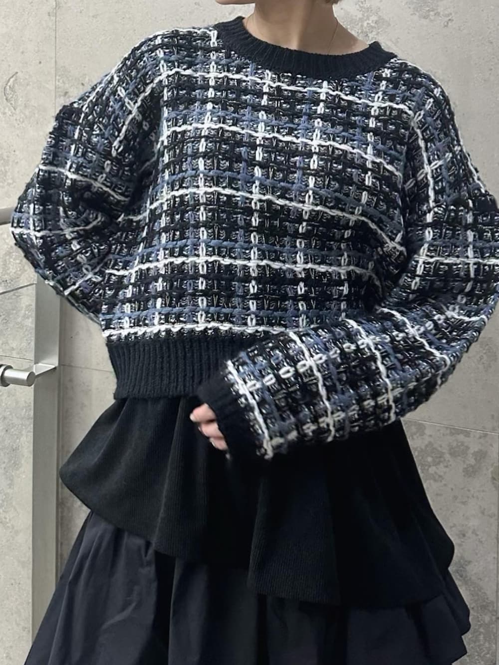 「ティアードスカート、ロングスカート、ニット、大人コーデ、おしゃれさんと繋がりたい、今日のコーデ、おでかけコーデ、シンプルスタイル、あったかコーデ、大人カジュアル、ニットコーデ、ビッグシルエット、黒、オトナ女子、ほめられ本命コーデ」｜「qumerry.のネックウォーマー付ラメツィードジャガードプルオーバー（ニット/セーター、ブルー系）」を使った、kyoko.hさん（レディース・160cm）の冬コーディネートの3枚目の写真
