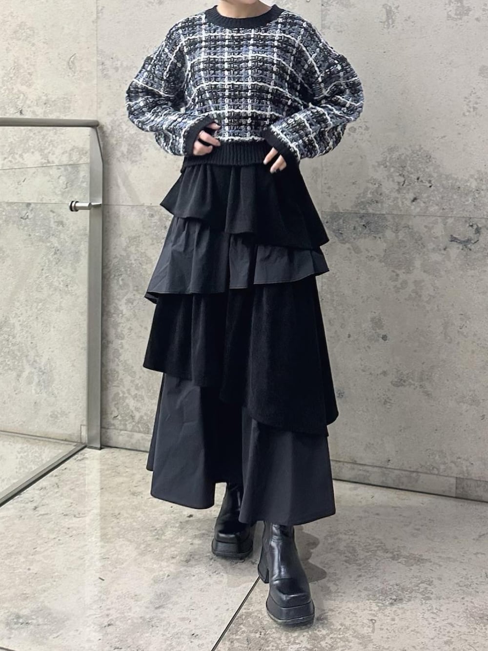 「ティアードスカート、ロングスカート、ニット、大人コーデ、おしゃれさんと繋がりたい、今日のコーデ、おでかけコーデ、シンプルスタイル、あったかコーデ、大人カジュアル、ニットコーデ、ビッグシルエット、黒、オトナ女子、ほめられ本命コーデ」｜「qumerry.のネックウォーマー付ラメツィードジャガードプルオーバー（ニット/セーター、ブルー系）」を使った、kyoko.hさん（レディース・160cm）の冬コーディネートの4枚目の写真