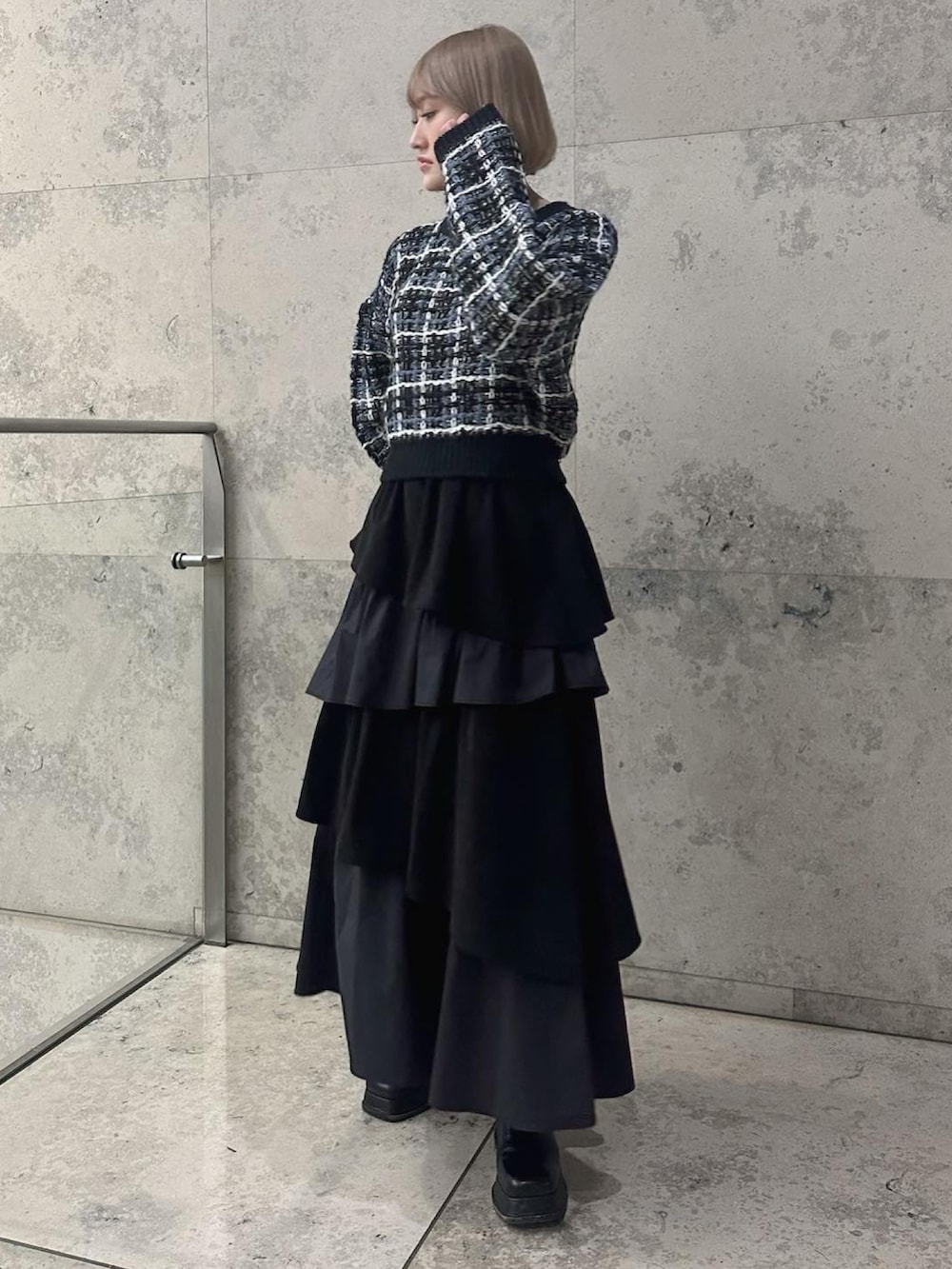 「ティアードスカート、ロングスカート、ニット、大人コーデ、おしゃれさんと繋がりたい、今日のコーデ、おでかけコーデ、シンプルスタイル、あったかコーデ、大人カジュアル、ニットコーデ、ビッグシルエット、黒、オトナ女子、ほめられ本命コーデ」｜「qumerry.のネックウォーマー付ラメツィードジャガードプルオーバー（ニット/セーター、ブルー系）」を使った、kyoko.hさん（レディース・160cm）の冬コーディネートの2枚目の写真