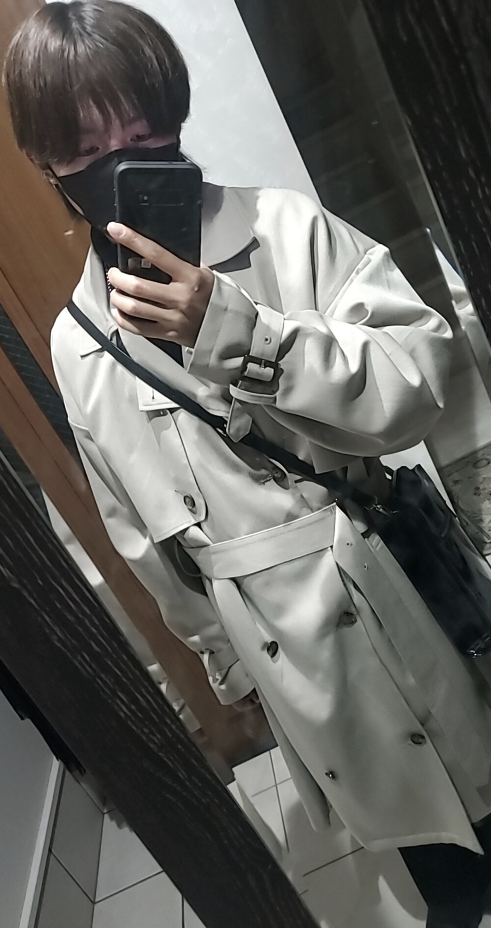 「フレアパンツ、休日スタイル、秋コーデ、adrer、お洒落さんとつながりたい、シンプルコーデ」｜「ADRERのextra quality turtle knit sweater/エクストラクオリティータートルニットセーター（ニット/セーター、ブラック系）」を使った、しさん（メンズ・172cm）の秋コーディネートの2枚目の写真