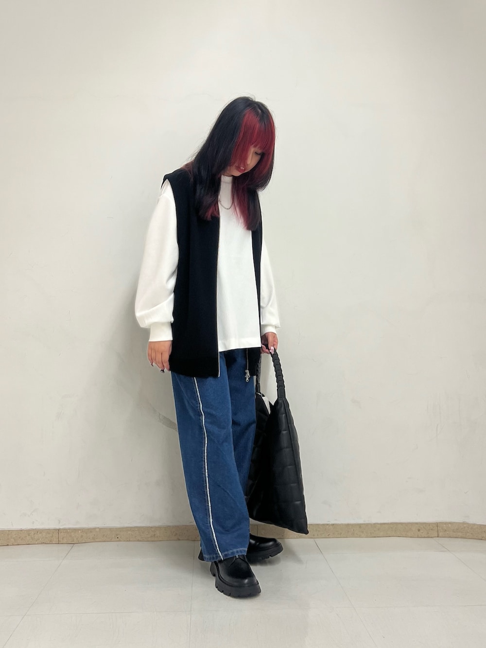 ホワイト系のTシャツ/カットソー、ブルー系のデニムパンツ、ブラック系のその他シューズを着用したレディースの秋コーディネートの2枚目の写真