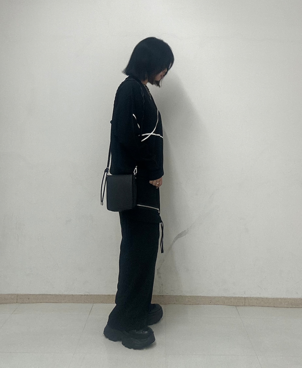 ブラック系のスウェット、ブラック系のカーゴパンツ、ブラック系のショルダーバッグを着用したレディースの秋コーディネートの2枚目の写真