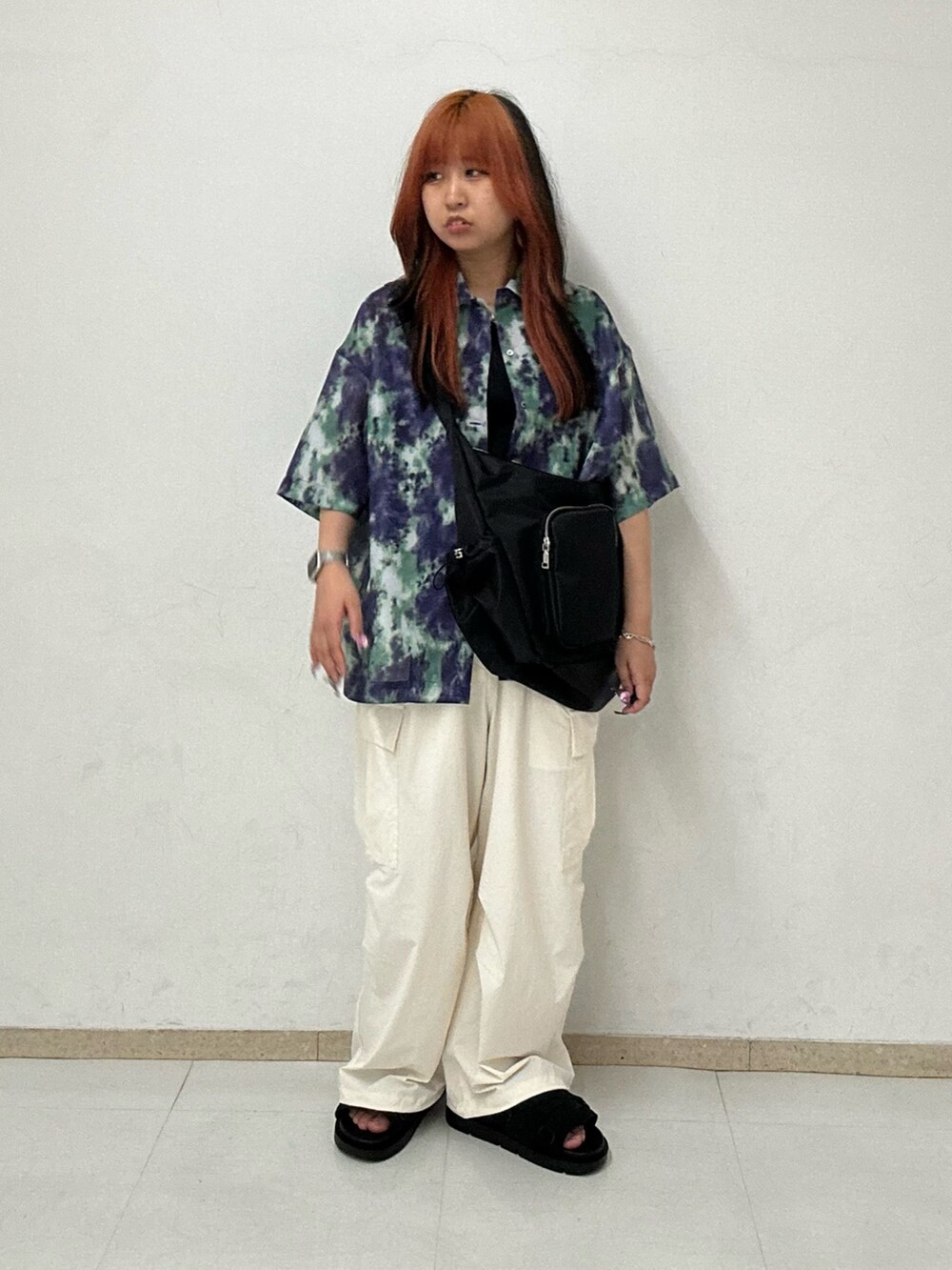 ホワイト系のその他パンツ、ブラック系のショルダーバッグ、パープル系のシャツ/ブラウスを着用したレディースの春コーディネートの3枚目の写真