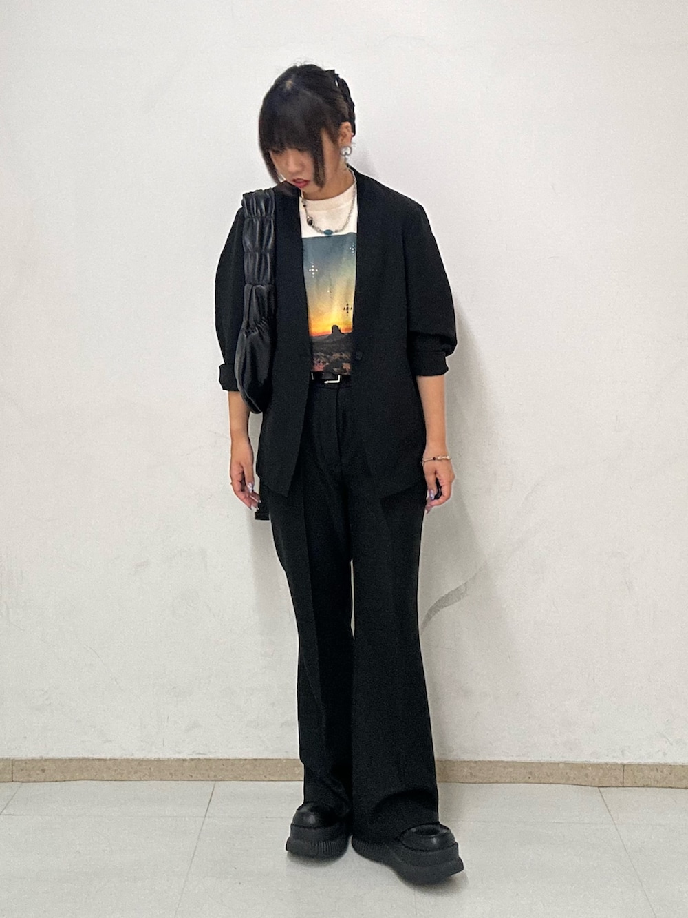 ブラック系のその他パンツ、ホワイト系のTシャツ/カットソー、ブラック系のノーカラージャケットを着用したレディースの夏コーディネートの2枚目の写真