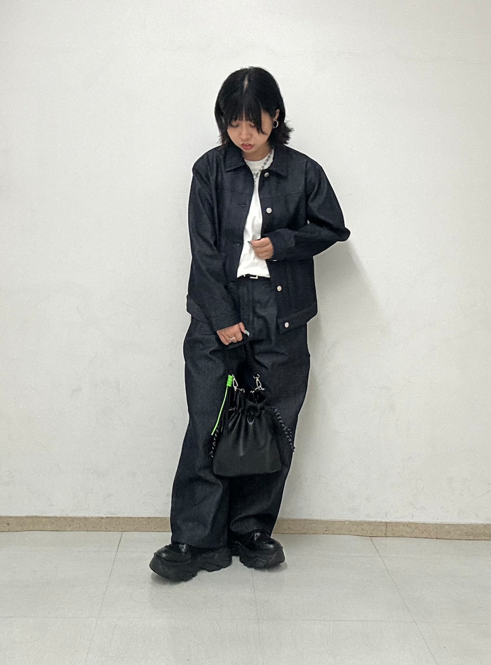 ホワイト系のTシャツ/カットソー、ブルー系のブルゾン、ブルー系のデニムパンツを着用したレディースの夏コーディネートの2枚目の写真