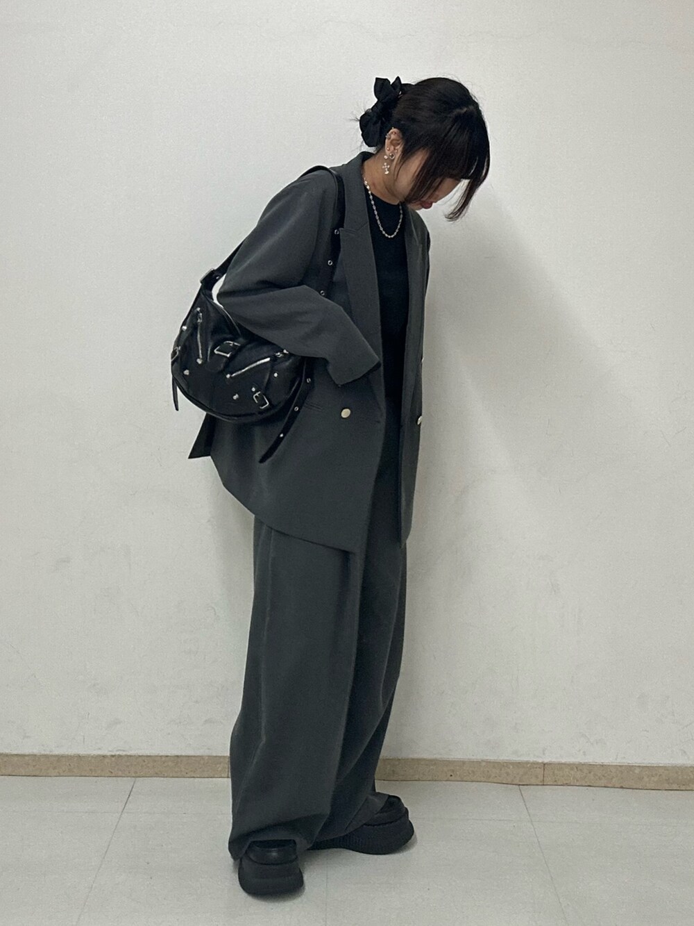 ブラック系のショルダーバッグ、ブラック系のTシャツ/カットソーを着用したレディースの夏コーディネートの2枚目の写真