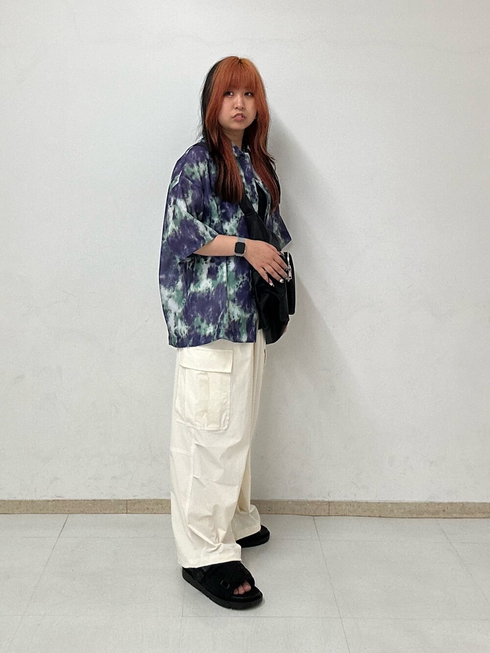 ホワイト系のその他パンツ、ブラック系のショルダーバッグ、パープル系のシャツ/ブラウスを着用したレディースの春コーディネートの2枚目の写真