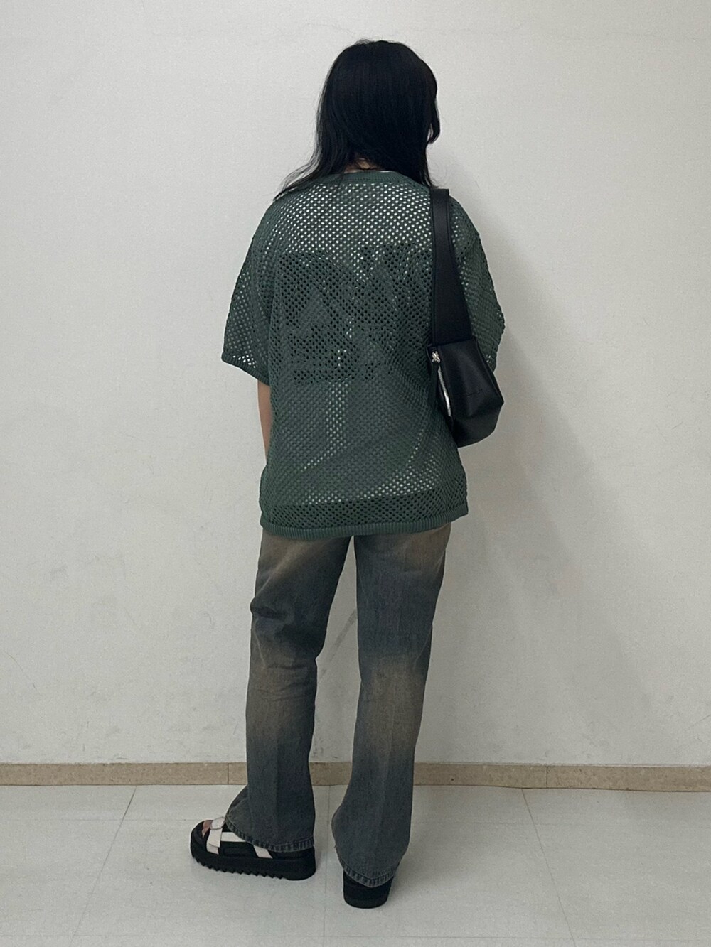 グレー系のサンダル、ブラック系のショルダーバッグ、グリーン系のTシャツ/カットソーを着用したレディースの夏コーディネートの3枚目の写真