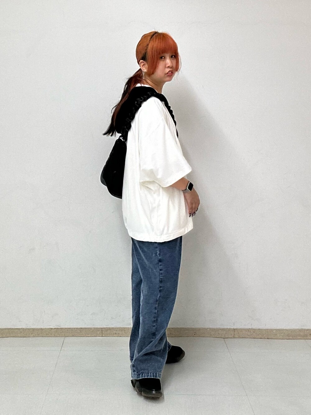 ホワイト系のTシャツ/カットソー、ブラック系のショルダーバッグ、ホワイト系のパーカーを着用したレディースの夏コーディネートの3枚目の写真