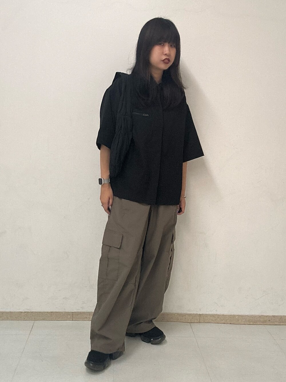 ブラウン系のその他パンツ、ブラック系のシャツ/ブラウス、ブラック系のショルダーバッグを着用したレディースの夏コーディネートの2枚目の写真