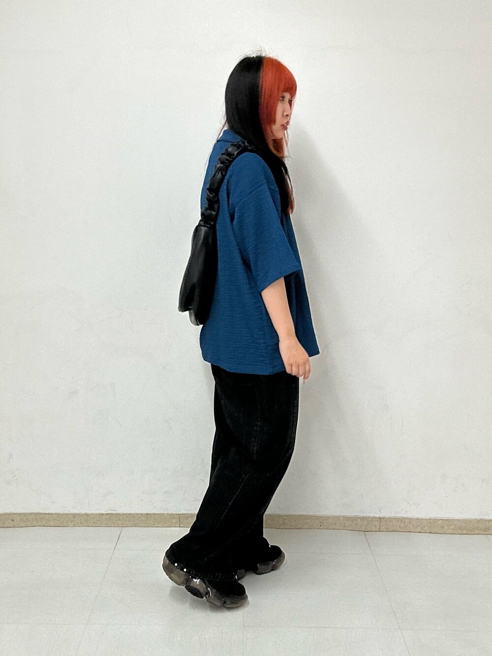 グレー系のデニムパンツ、ホワイト系のTシャツ/カットソー、ブルー系のシャツ/ブラウスを着用したレディースの夏コーディネートの2枚目の写真