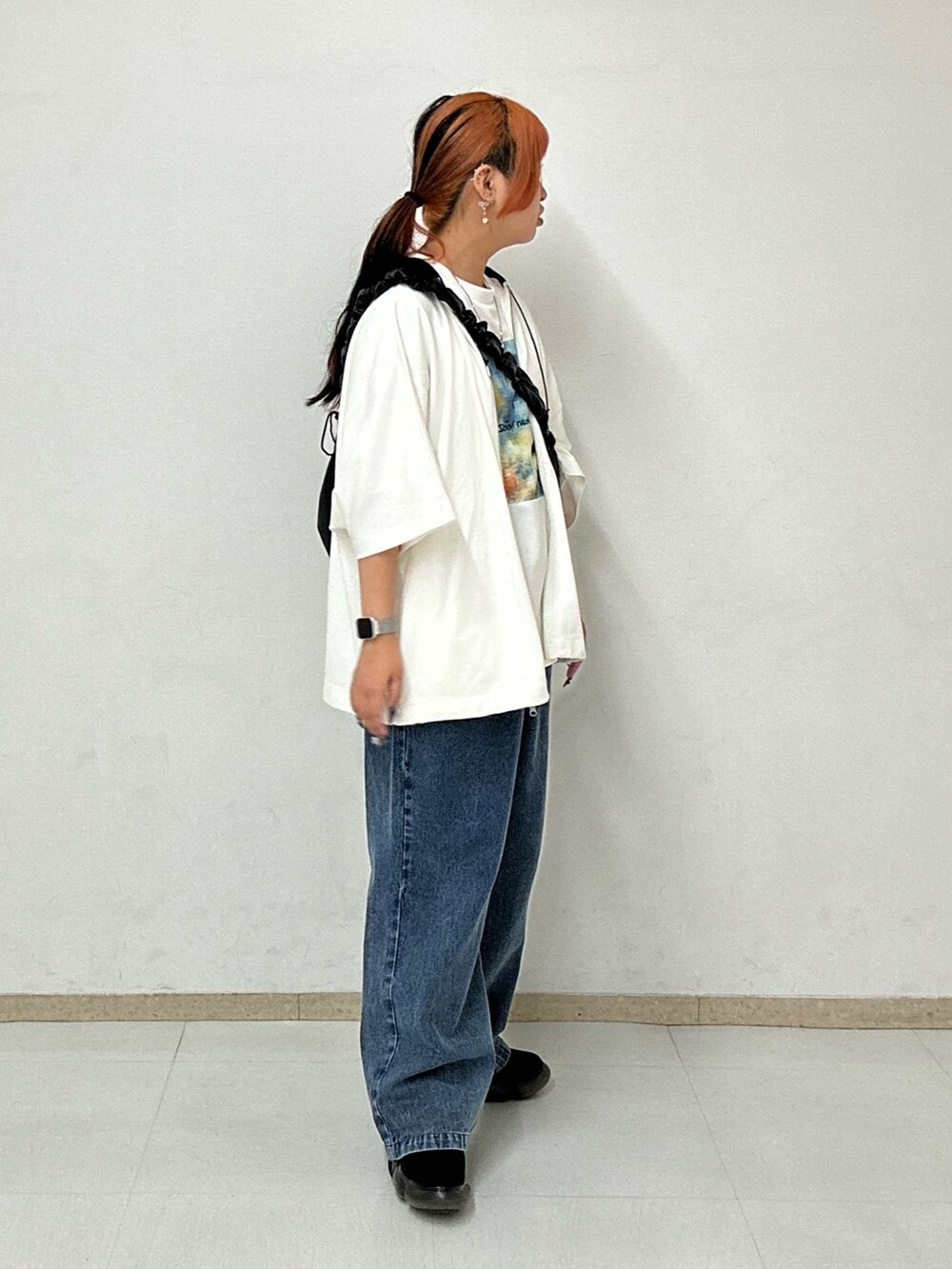 ホワイト系のTシャツ/カットソー、ブラック系のショルダーバッグ、ホワイト系のパーカーを着用したレディースの夏コーディネートの2枚目の写真