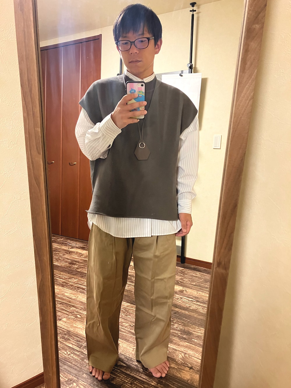 「WYM LIDNMのHARD GABA LOOSE FIT TROUSERS（その他パンツ、ベージュ系）」を使った、理系おっ3さん（メンズ・169cm）の秋コーディネートの5枚目の写真