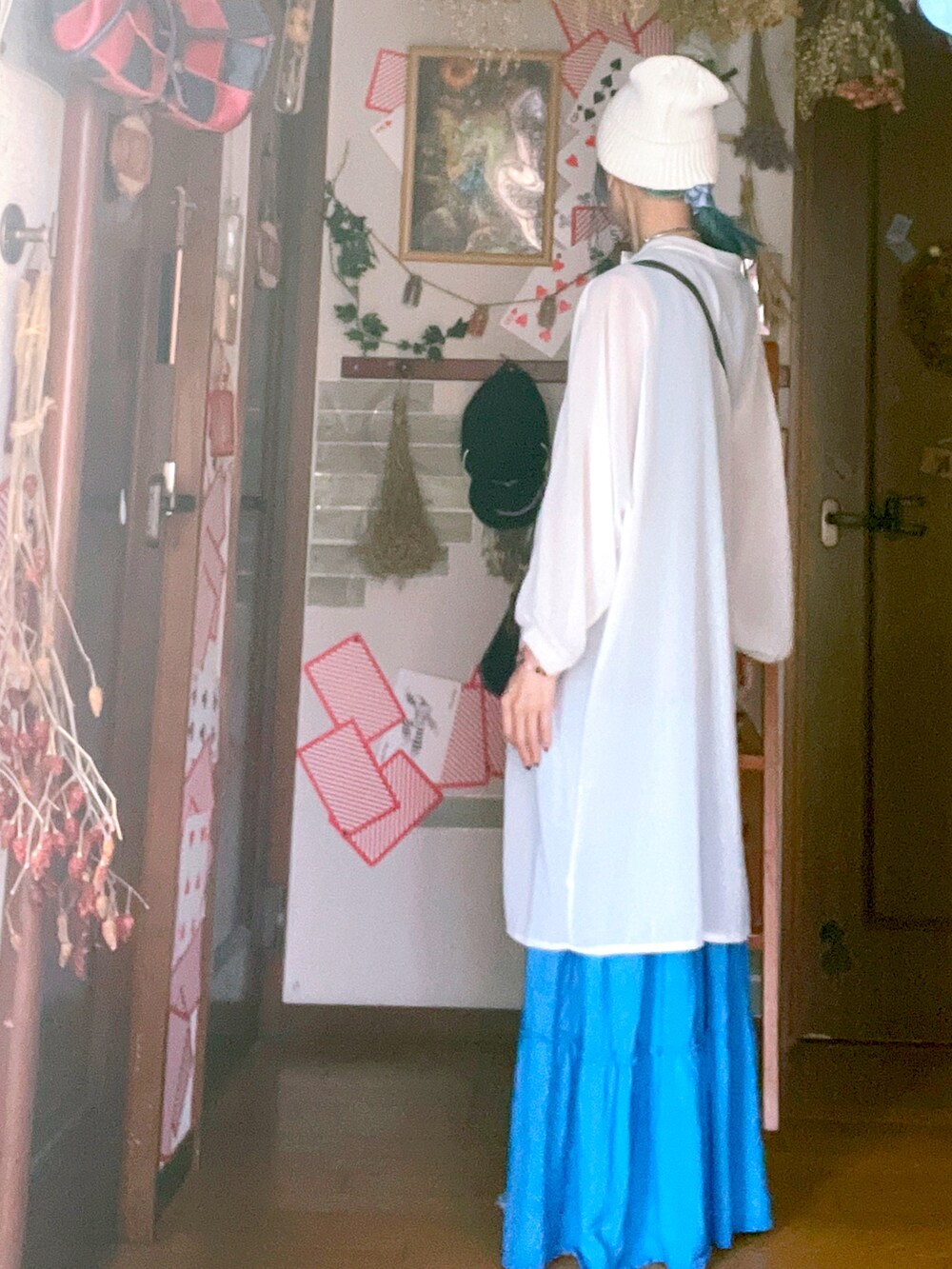 ホワイト系のニットキャップ/ビーニーを着用したレディースの秋コーディネートの2枚目の写真