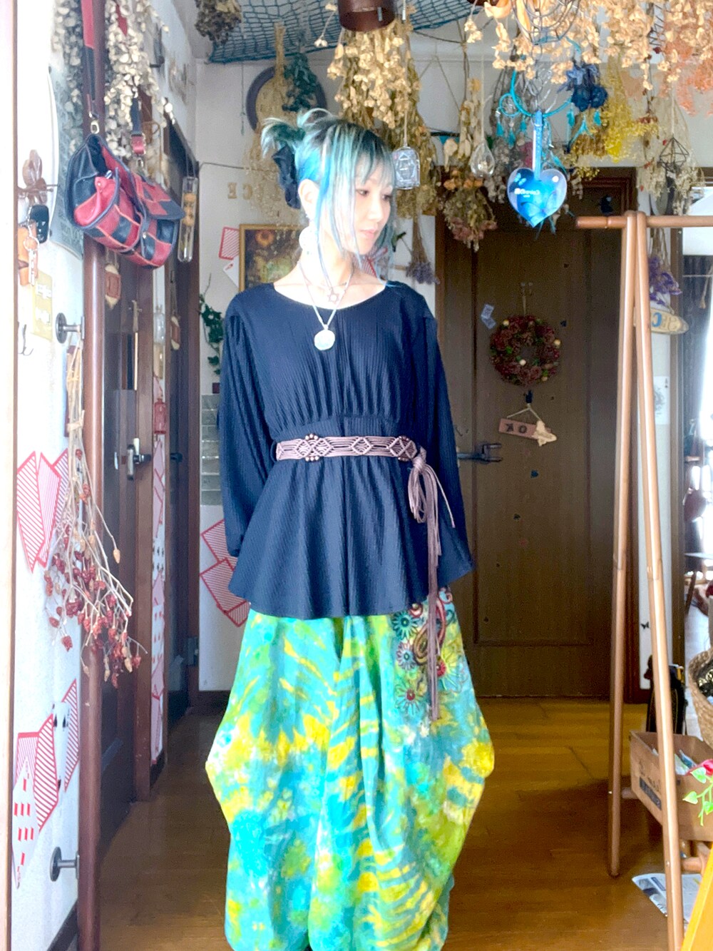 グリーン系のスカートを着用したレディースの秋コーディネートの3枚目の写真