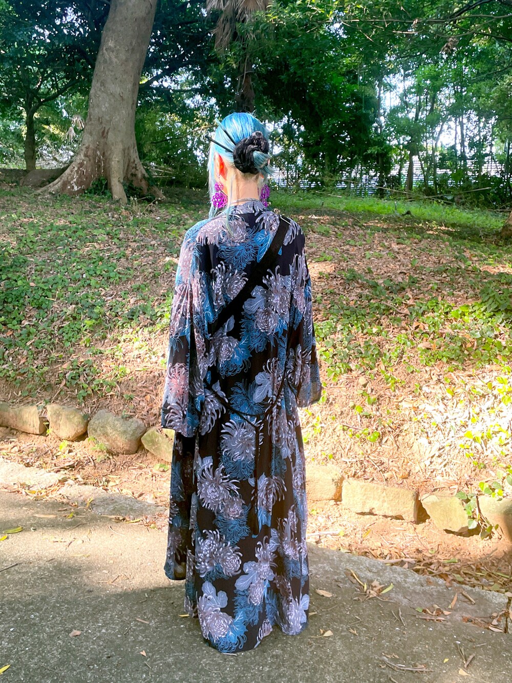 ブラック系のショルダーバッグ、ブルー系のその他ヘアアクセサリーを着用したレディースの秋コーディネートの2枚目の写真