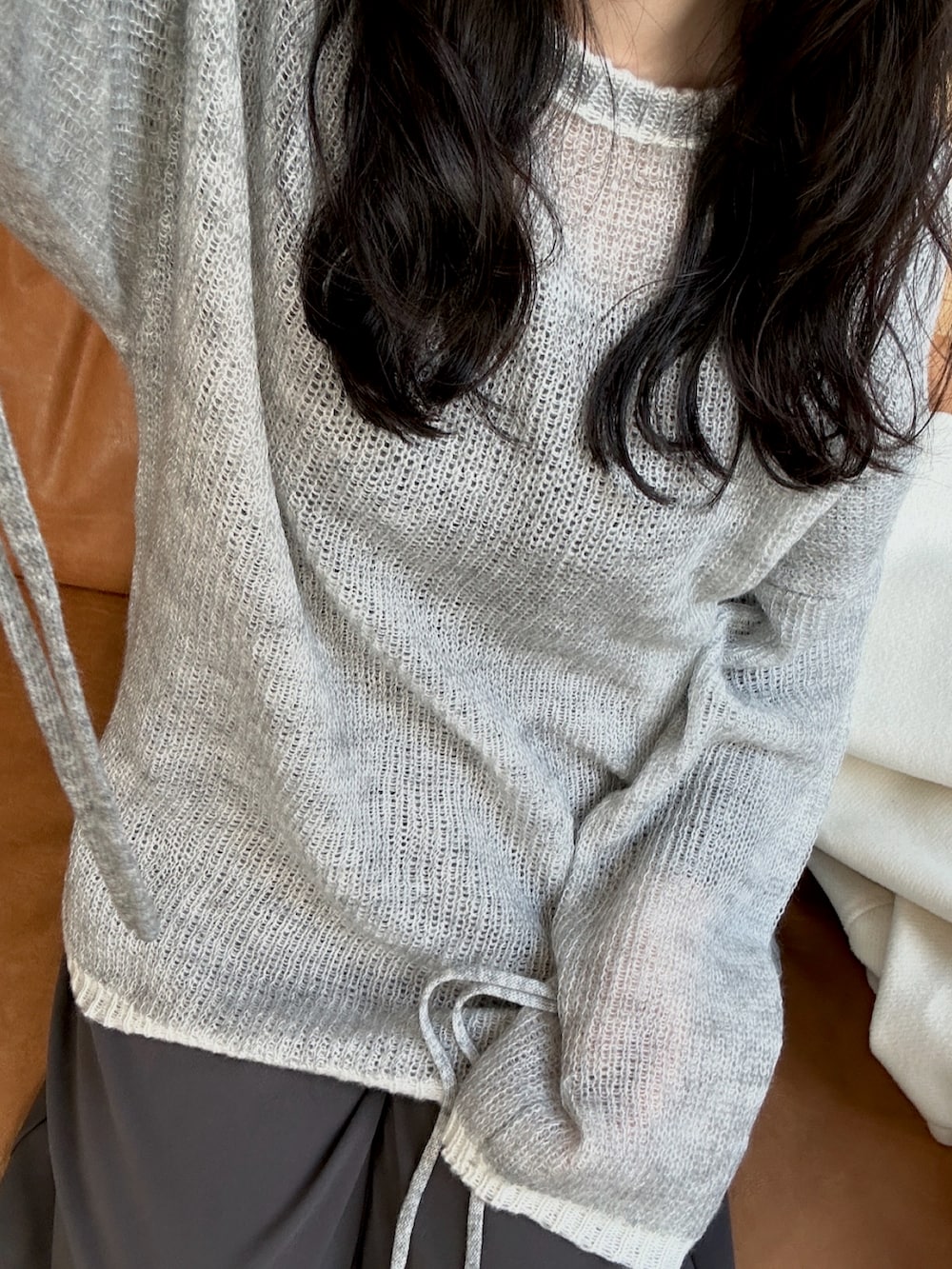 グレー系のニット/セーターを着用したレディースの冬コーディネートの2枚目の写真