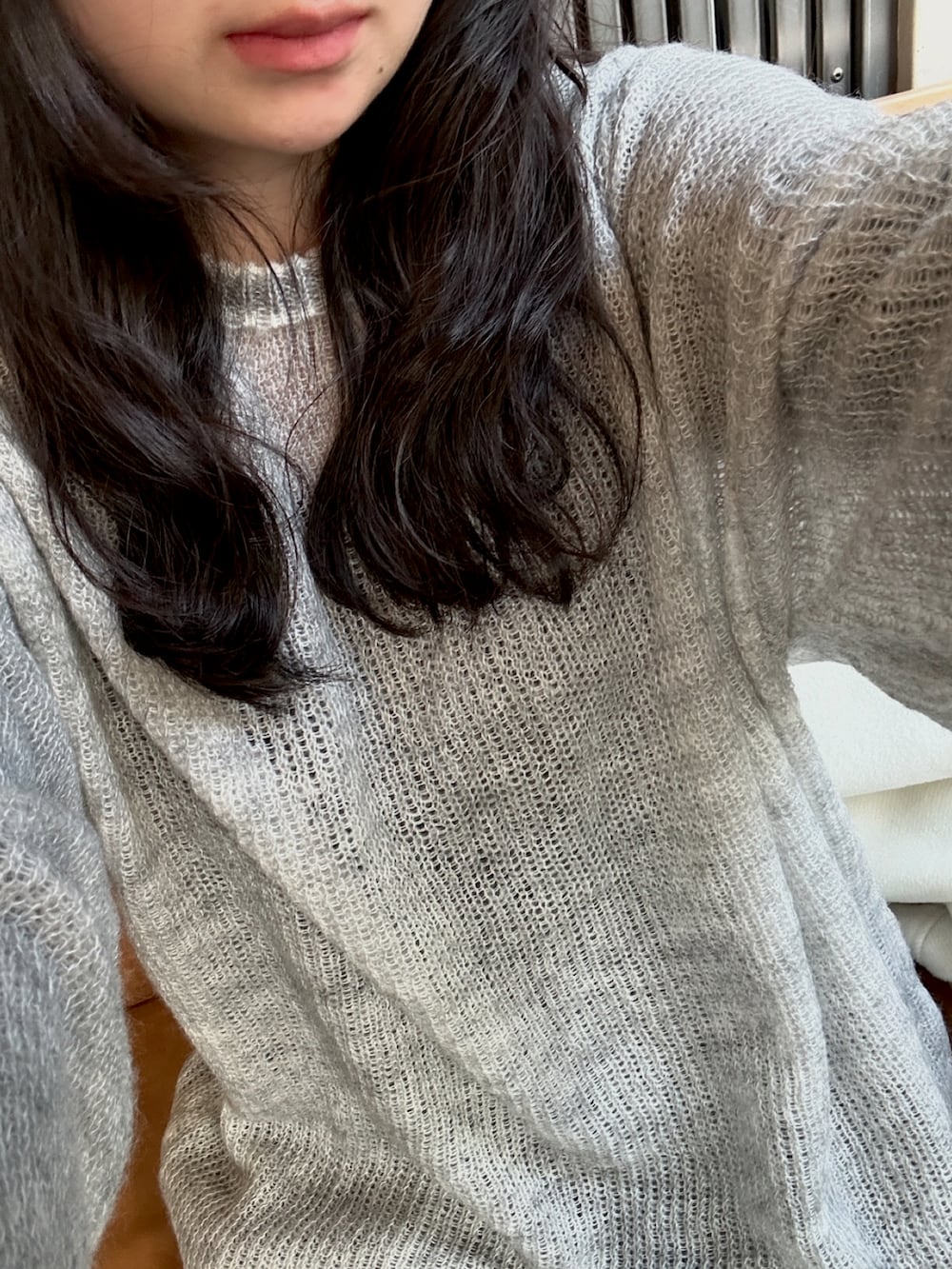 グレー系のニット/セーターを着用したレディースの冬コーディネートの4枚目の写真